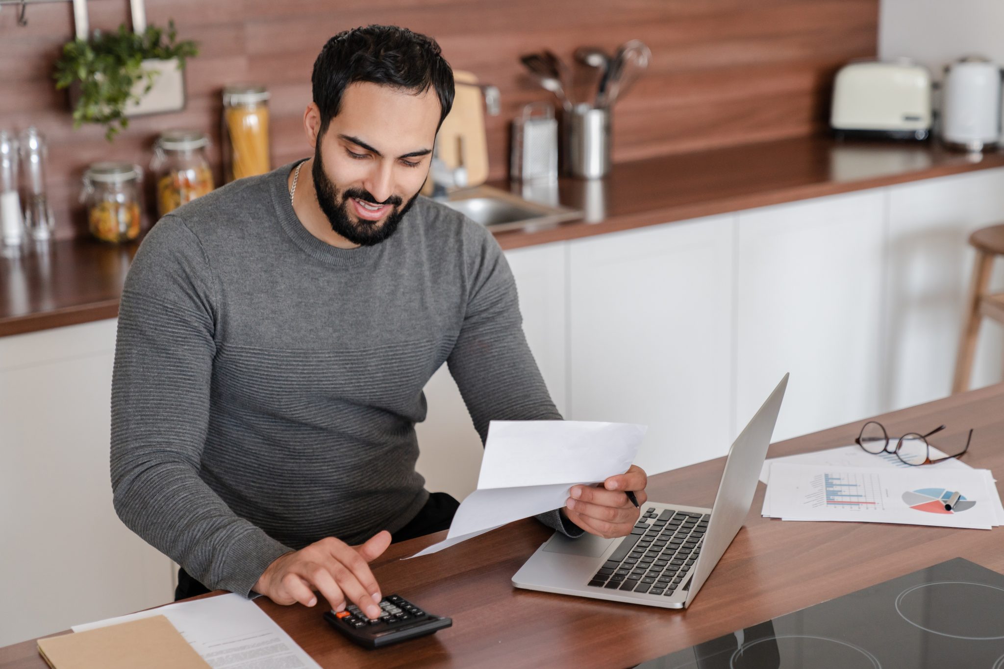 Owner work. предприниматель кафе. метус бизнес конструктор. девушка в офисе с калькулятором. предпринимательство женщина.